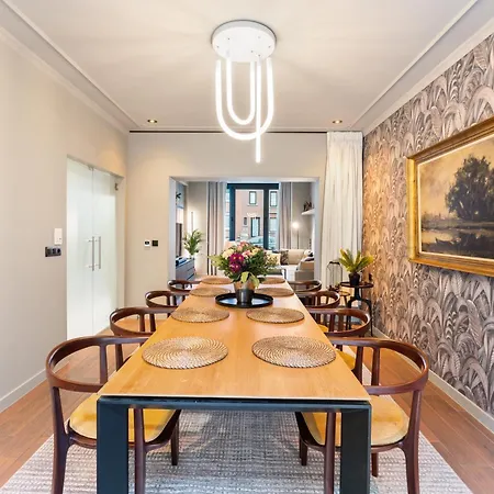 Elegant & Spacious House Close To Center *